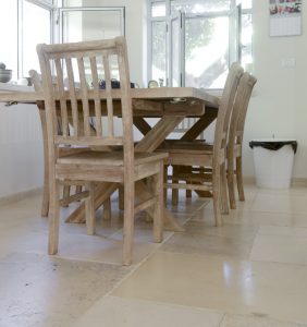 אבן עתיק בורגון בחדר אוכל